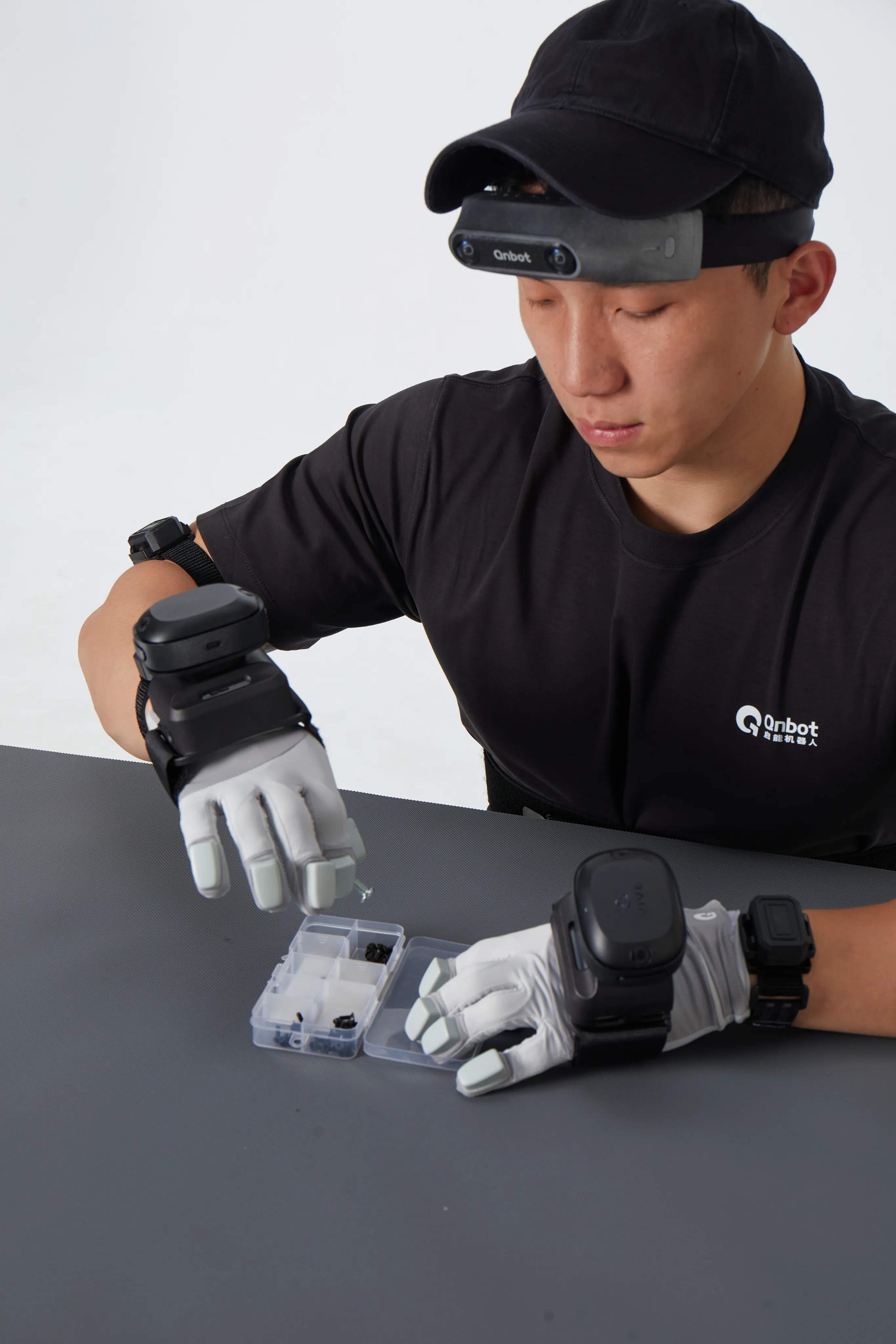 佩戴 VetraGlove Pro 捏取微小零件
